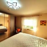 Schlafzimmer m. Blick nach draußen