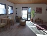 Schlafzimmer mit Tür zur Terasse