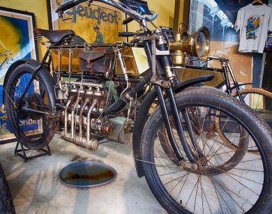 historisches Motorrad in Werkstatt