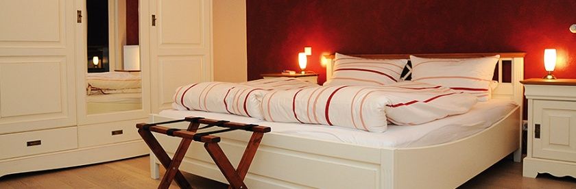 Burgunder-Wohnung Schlafzimmer