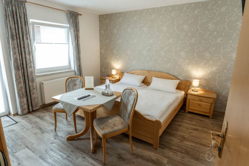 WEINGUT ALT - GÄSTEZIMMER - APARTMENTS - STRAUßWIRTSCHAFT 