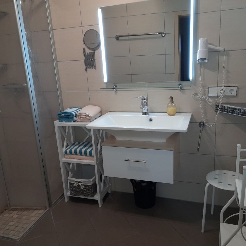 großzugiges Waschbecken 