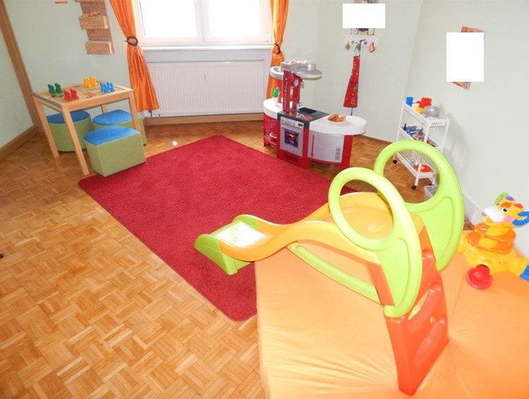 Spielzimmer 2 mit Kinderrutsche, Kinderküche u.a.