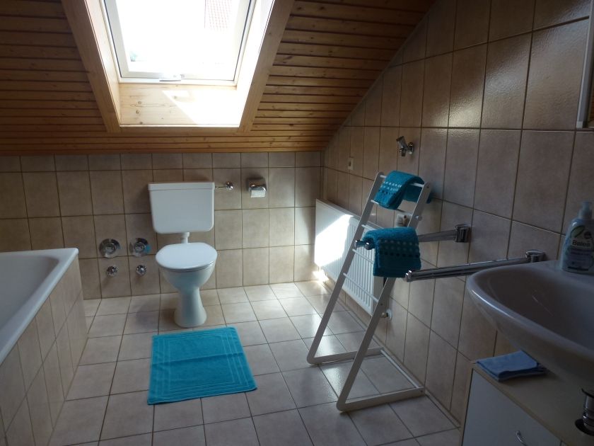 Bad mit Dusche, Badewanne  und Toilette