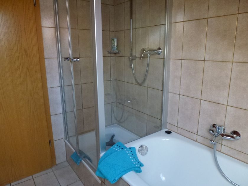 Bad mit Dusche, Badewanne und Toilette