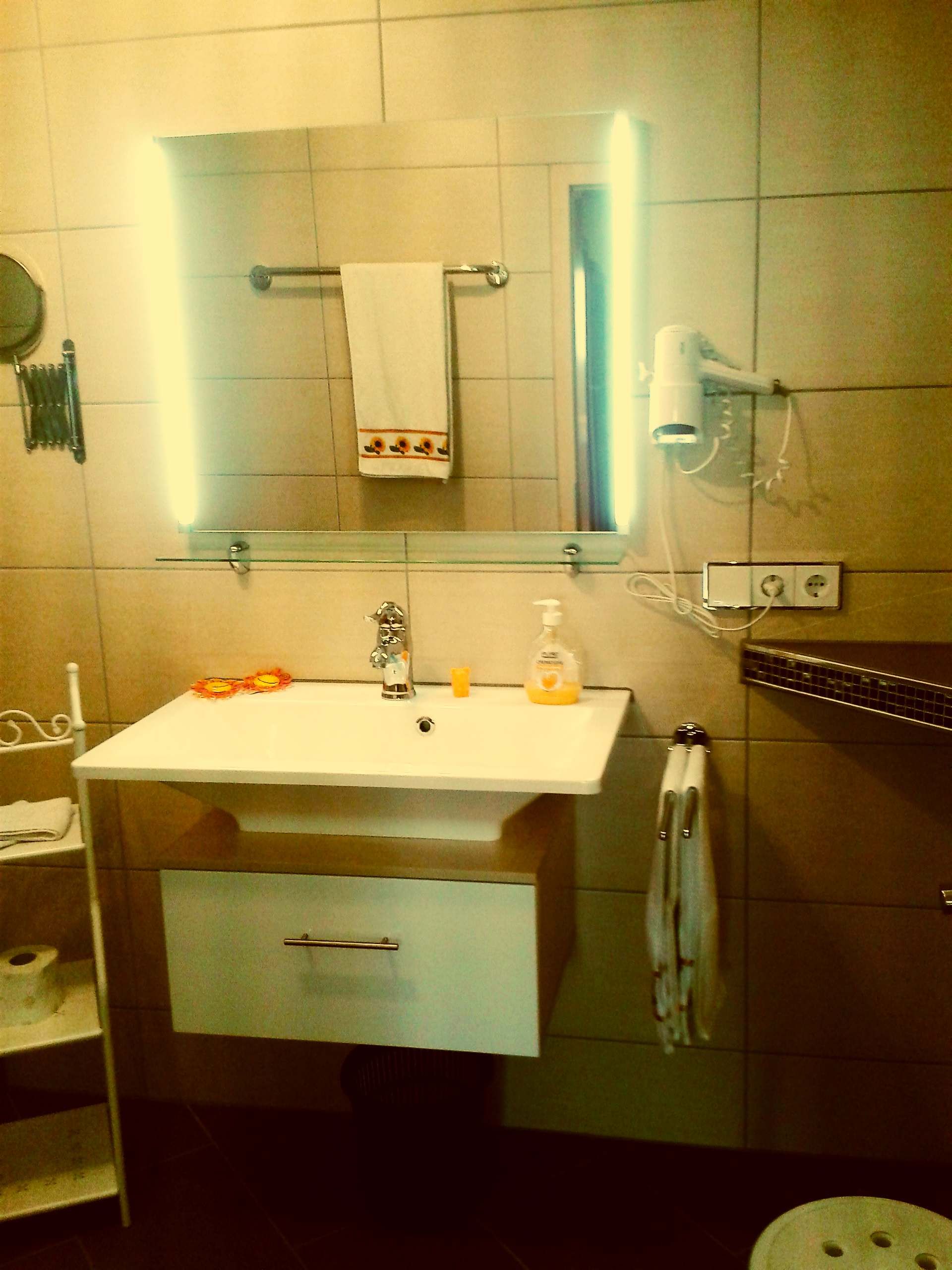 Waschbecken mit Leuchtspiegel