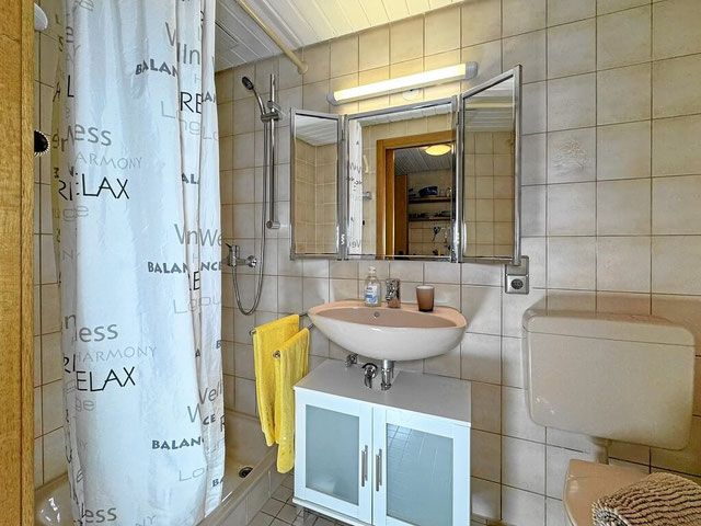 Badezimmer mit Dusche