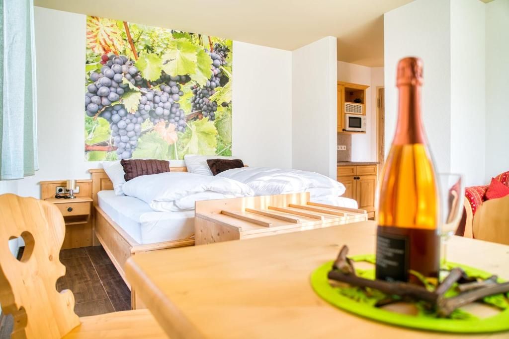 Weingut, Brennerei, Gästehaus und Weinstube Politschek