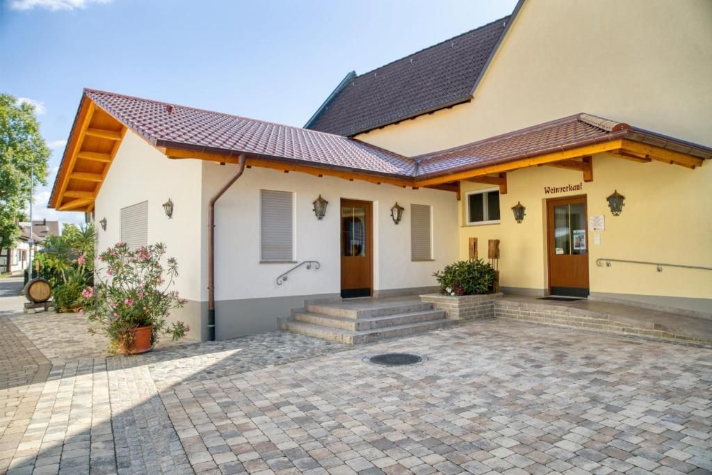 Weingut, Brennerei, Gästehaus und Weinstube Politschek