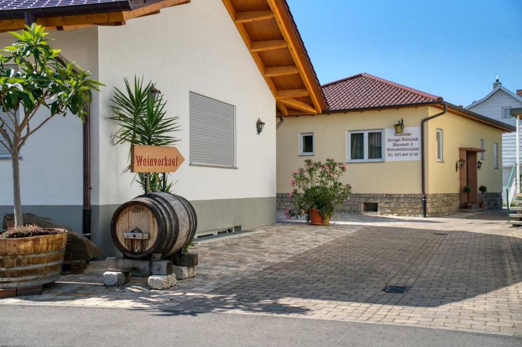 Weingut, Brennerei, Gästehaus und Weinstube Politschek