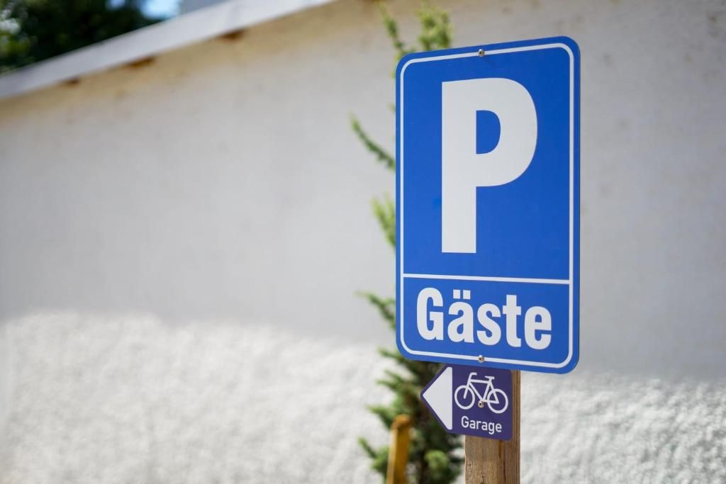 Weingut, Brennerei, Gästehaus und Weinstube Politschek