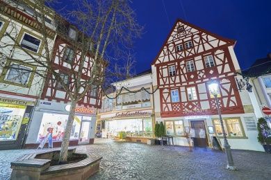 In der Innenstadt von Alzey findet der Weihnachtsmarkt statt.