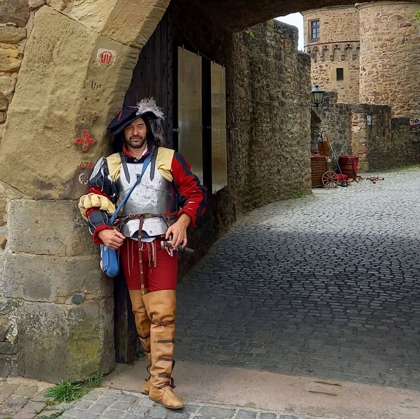 ADAC Saarland vor Ort - Das besondere Erlebnis auf Burg Lichtenberg - Eine fantastische Kostümführung und das Urweltmuseum GEOSK