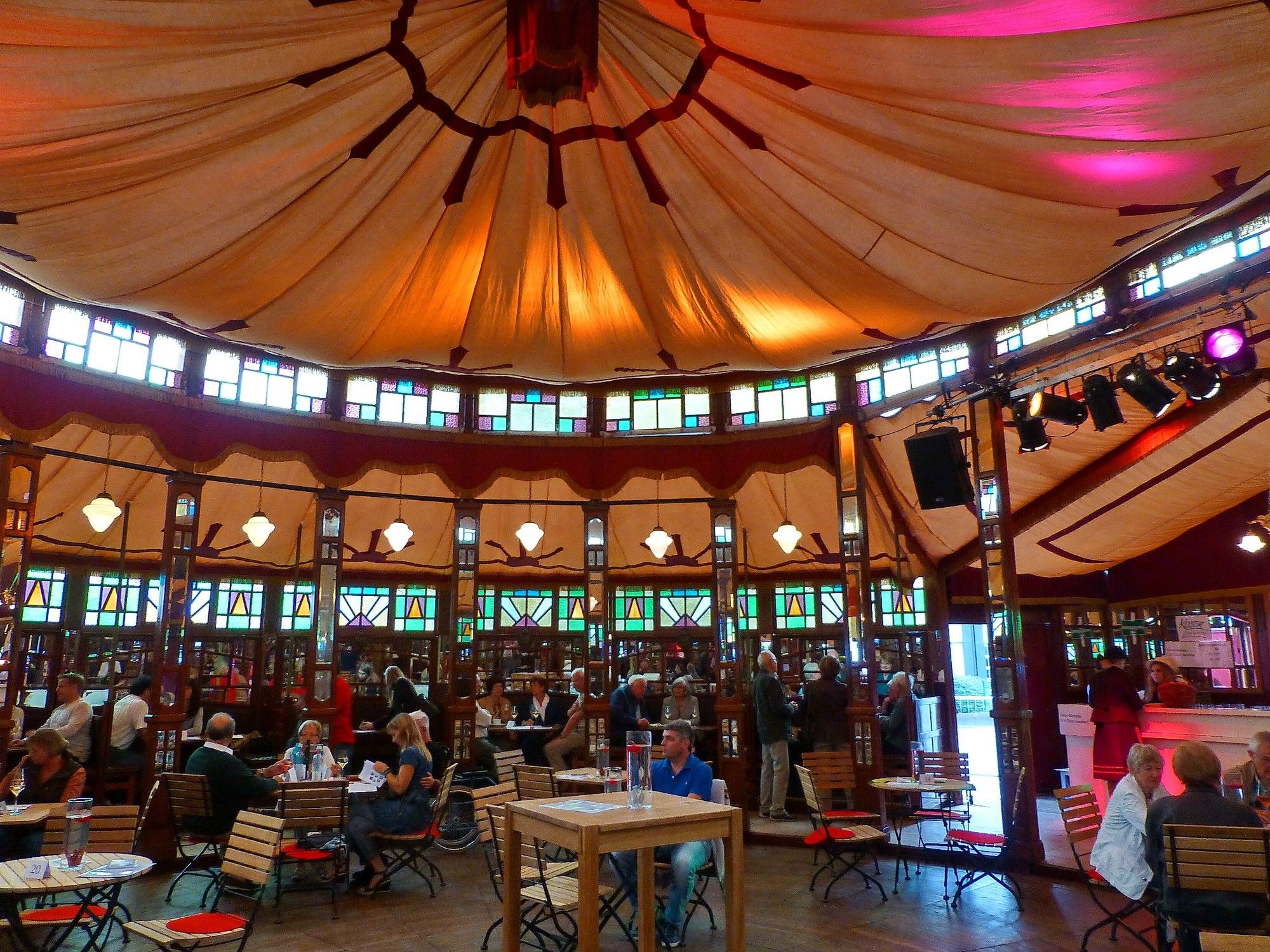 Im Spiegelpalast von Neustadt findet die Wahl statt