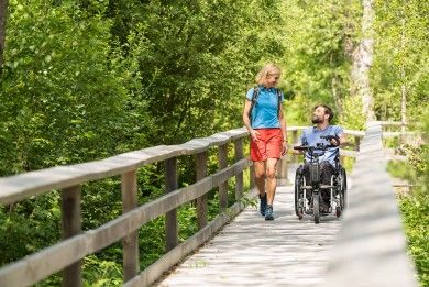 Wandern auf dem barrierefreien Rundweg um den Thranenweier.jpg