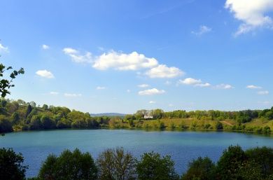 Das Weinfelder Maar liegt in der Nähe von Daun